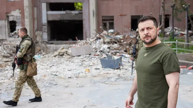 Presiden Ukraina Volodymyr Zelensky dalam kunjungan ke garis depan wilayah Odesa dan Mykolaiv.
