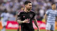 Aksi Lionel Messi bersama Inter Miami saat melawan Sporting Kansas City di MLS 2024, Minggu (14/4/2024). (AP Photo/Nick Tre. Smith)