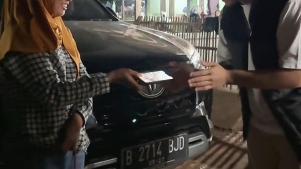 HP Tiktoker Ini Jatuh saat Kunjungi Bantargebang, Aksi Warga yang Temukan dan Kembalikan Tuai Pujian