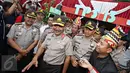 Kapolri Jendral Badrodin Haiti (tengah) usai meninjau pelaksanaan Pilkada serentak di TPS Kampung Pilkada RW 03, Depok, Jawa Barat, Rabu (9/12). Kapolri turun langsung ke lapangan untuk memastikan kelancaran Pilkada. (Liputan6.com/Immanuel Antonius)