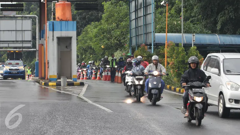 20160421-Hindari Banjir Parah, Pemotor Masuk Tol Dalam Kota-Jakarta