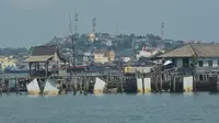 Sebuah dermaga di Senggarang dengan latar belakang Kota Tanjungpinang. (Liputan6.com/ Syahrul Rahmat)