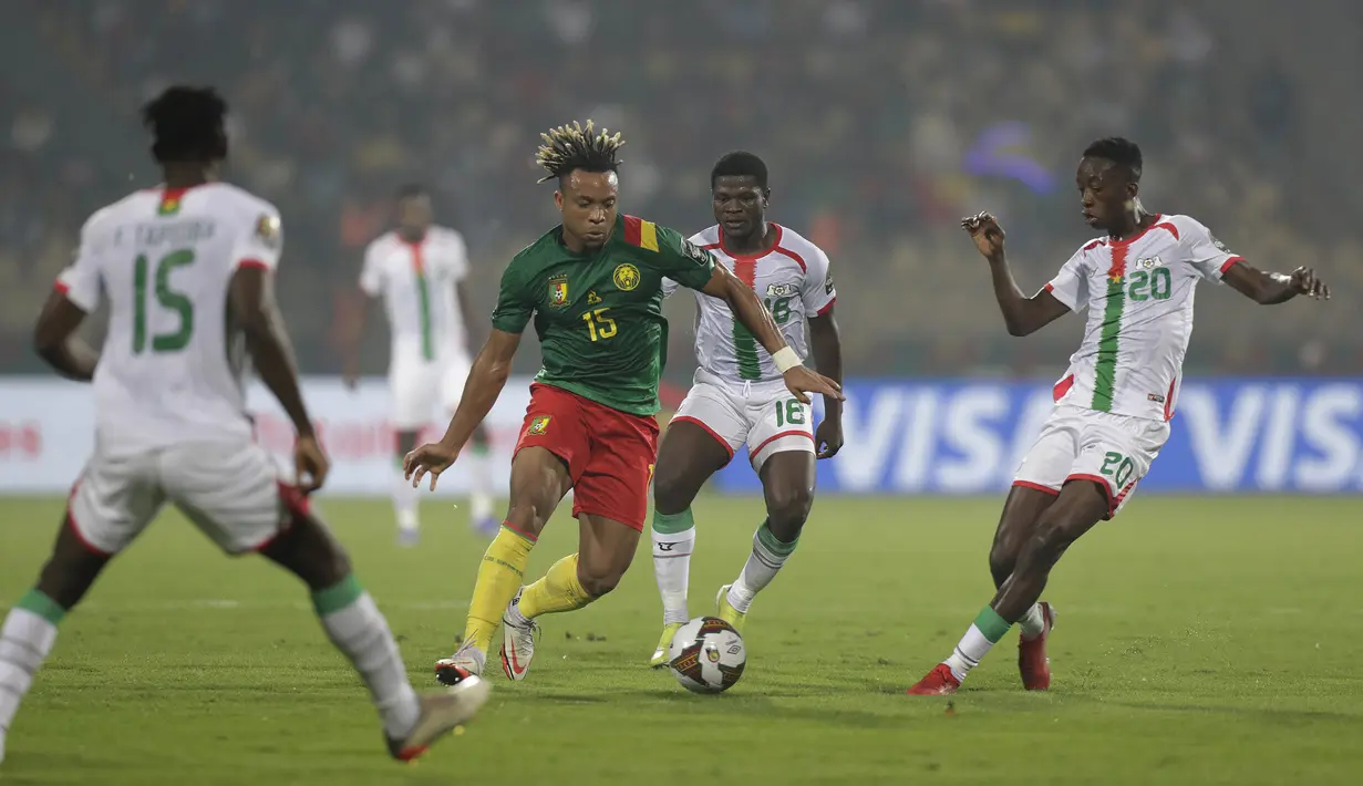Sebagai tuan rumah, Skuat Indomitable Lions tentu tak ingin kehilangan muka lagi setelah dikalahkan Mesir di semifinal. Namun, Kamerun terlihat masih "jet lag" usai laga tersebut dan tampil kurang baik sejak awal pertandingan. (AP/Sunday Alamba)