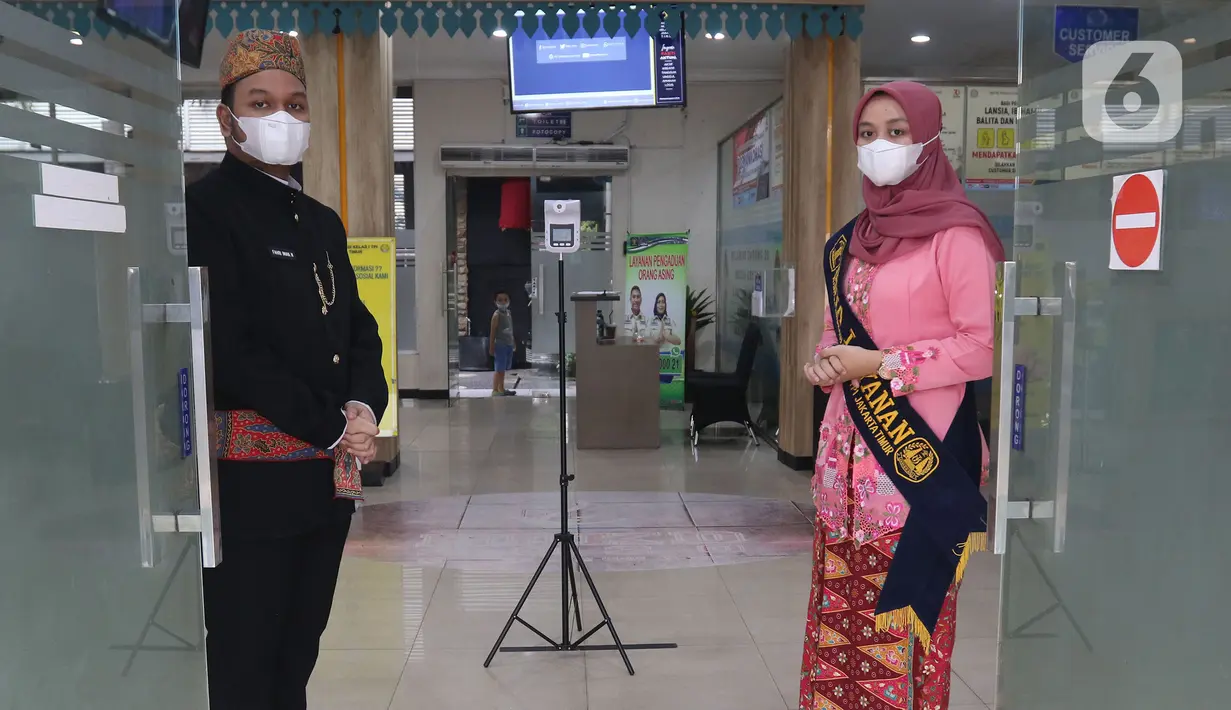 Duta Pelayanan Imigrasi berdiri di kantor Imigrasi kelas 1 TPI Jakarta Timur, Jumat (11/06/2021). Pemohon yang ingin mengajukan permohonan paspor atau penggantian perlu mengambil nomor antrean melalui Aplikasi Layanan Paspor Online. (Liputan6.com/Herman Zakharia)