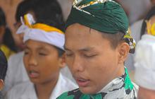 FOTO: Walau Hujan, Prosesi Tawur Agung Kesanga Jelang Hari Raya Nyepi Berlangsung Khidmat di Pura Cinere
