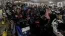 Jumlahnya pemudik yang menggunakan sepeda motor di Pelabuhan Ciwandan, Banten diprediksi akan terus meningkat dalam beberapa hari ke depan. (Liputan6.com/Herman Zakharia)