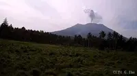 Gunung Ibu di Maluku Utara mengalami erupsi, Senin (17/10/2022), dengan kolom abu teramati mencapai sekitar 800 meter dari atas puncak gunung. (Liputan6.com/ Ist/ PVMBG)