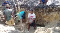 Warga desa Jambangan Kecamatan Geyer Kabupaten Grobogan tak kenal lelah menggali sumber air yang baru saja ditemukan. (foto : Liputan6.com / felek wahyu)
