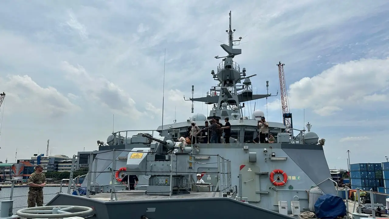 Kapal Angkatan Laut Kerajaan Inggris His Majesty’s Ship (HMS) SPEY berlabuh di Tanjong Priok, Jakarta, Rabu (15/1/2025). (Liputan6.com/Benedikta Miranti)