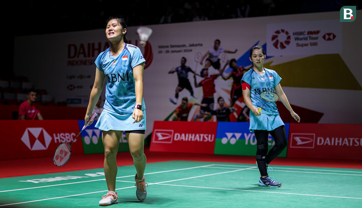 <p>Reaksi kecewa ganda putri Indonesia, Lanny Tria Mayasari/Ribka Sugiarto setelah kehilangan angka saat menghadapi pasangan Jerman, Linda Efler/Isabel Lohau pada laga babak 32 besar Daihatsu Indonesia Masters 2024 di Istora Senayan, Jakarta, Selasa (23/1/2024). Lanny Tria Mayasari/Ribka Sugiarto menang dua game langsung 22-20, 21-17. (Bola.com/Bagaskara Lazuardi)</p>