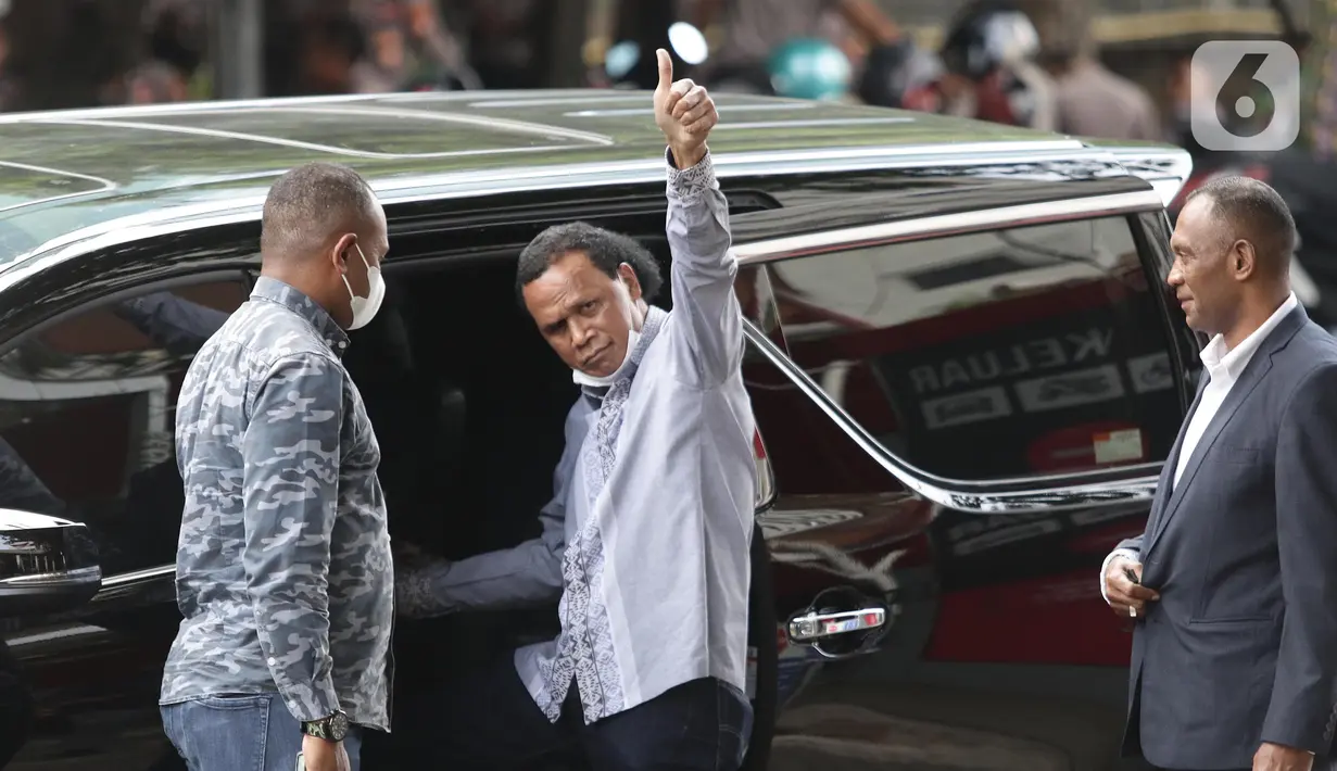 Tenaga Ahli PD Pasar Jaya, Rosario de Marshall alias Hercules (tengah) mengacungkan jempol saat meninggalkan Gedung Merah Putih Komisi Pemberantasan Korupsi (KPK), Jakarta, Kamis (19/1/2023). Hercules dimintai keterangan mengenai aliran dana dari Debitur Koperasi Simpan Pinjam (KSP) Intidana dalam kasus dugaan suap penanganan perkara di Mahkamah Agung (MA) dengan tersangka Sudrajad Dimyati. (Liputan6.com/Helmi Fithriansyah)