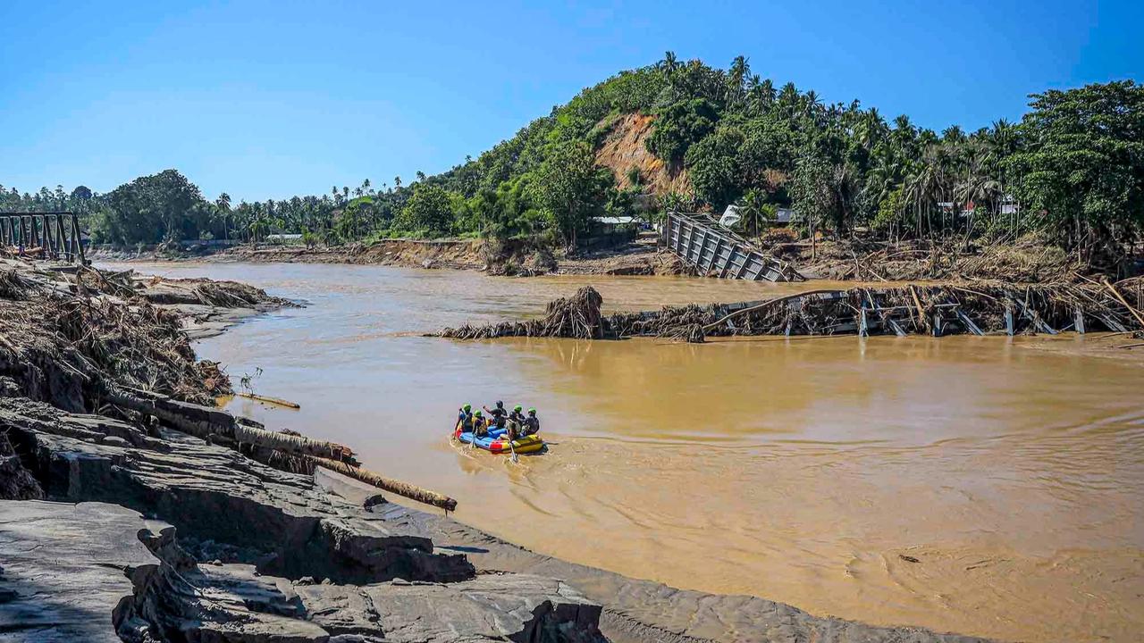 FOTO: Beratnya Evakuasi Korban Banjir Bandang di Bireuen, Aceh