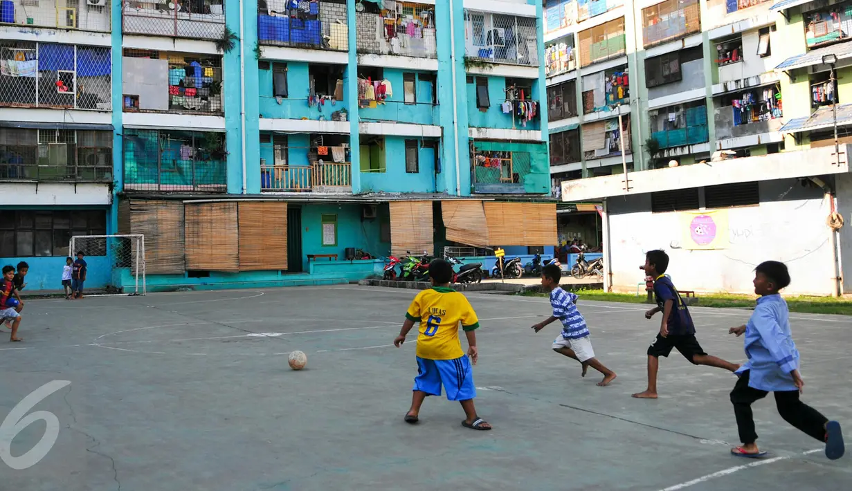 Anak-anak warga penghuni rusun tampak ceria  bermain di lapangan futsal yang ada di Rusun Muara Kapuk, Jakarta, (22/4/2016). Setiap sore anak-anak penghuni rusun Muara Kapuk berkumpul dan bermain di lapangan yang disediakan. (Liputan6.com/Yoppy Renato)
