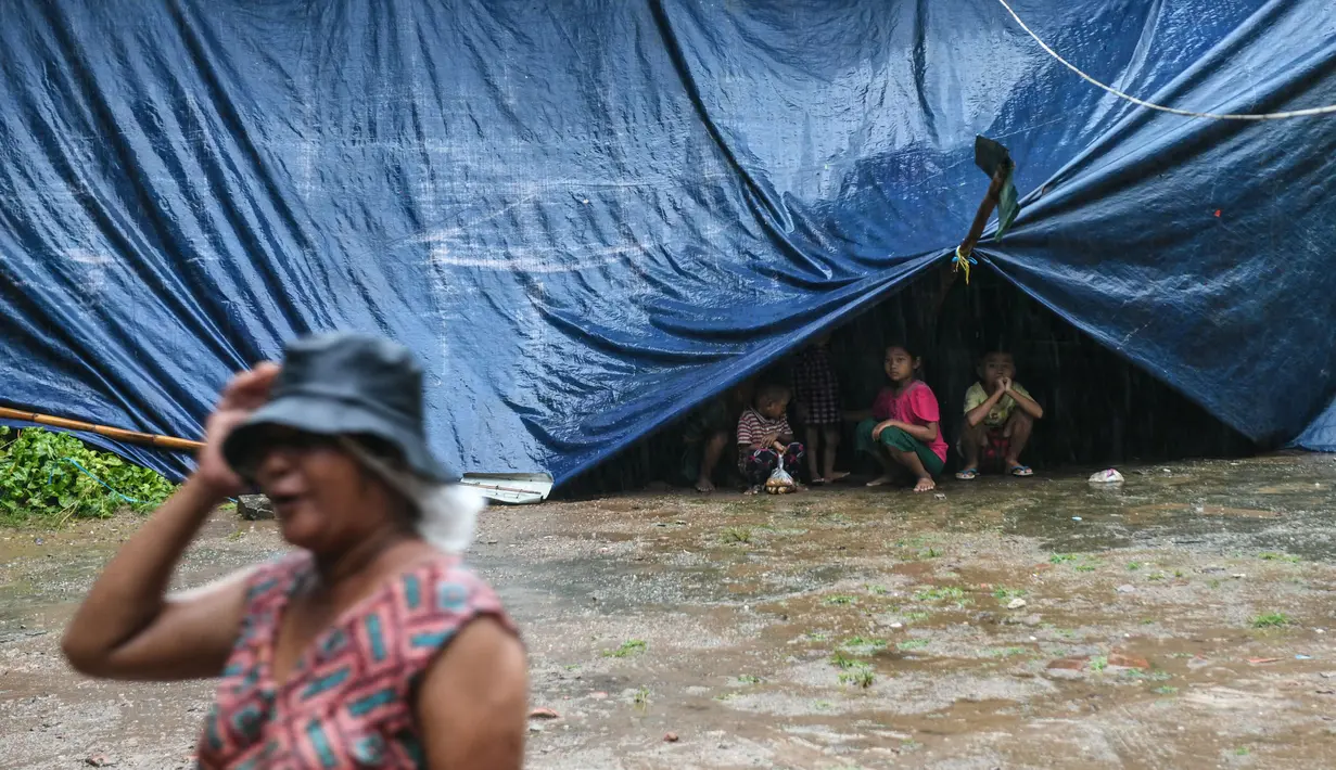 Warga terpaksa diungsikan sementara di sebuah sekolah dengan fasilitas seadanya. (Sai Aung MAIN/AFP)