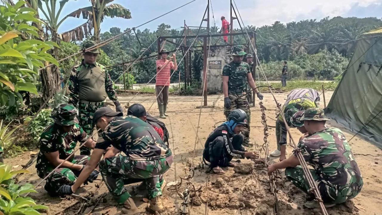 FOTO: Satgas Kodam I Bukit Barisan Bangun Jembatan Gantung Garuda