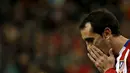 Pemain Atletico Madrid, Diego Godin menutup wajahnya setelah gagal memanfaatkan peluang mencetak gol pada lanjutan La Liga di Vicente Calderon, Madrid, Rabu (2/3/2016) dini hari WIB. (REUTERS/Juan Medina)