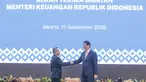 Menteri Keuangan Suahasil Nazara (kanan) bersalaman dengan pejabat sebelumnya, Purbaya Yudhi Sadewa, saat serah terima jabatan di Kementerian Keuangan, Jakarta, Selasa (15/9/2026). (KLY/Budy Santoso)