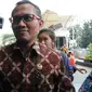 Ketua Komisi Yudisial (KY) Jaja Ahmad Jayus mendatangi Gedung KPK, Jakarta, Jumat (13/7). Kedatangan Ketua KY tersebut untuk menemui pimpinan KPK terkait penandatanganan nota kesepahaman (MoU) pemberantasan korupsi. (Merdeka.com/Dwi Narwoko)