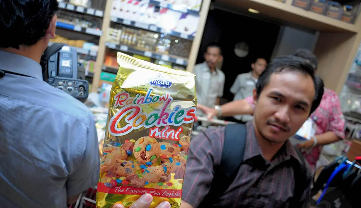 Seorang petugas menunjukan produk makanan yang disita BPOM dalam sidak di salah satu pusat perbelanjaan di Jakarta, Rabu (25/6/14). (Liputan6.com/Faizal Fanani)