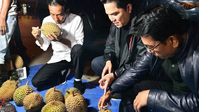 Calon petahana Jokowi saat memilih duren di Dumai, Riau. (Istimewa)