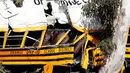 Bus sekolah itu keluar jalur dan menabrak pohon, belum diketahui penyebab kecelakaan karena sang sopir dalam kondisi kritis, Anaheim, California, Kamis (24/04/2014)(REUTERS/Alex Gallardo).
