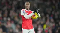 Pemain Arsenal, Eberechi Eze, berjalan meninggalkan lapangan usai pertandingan Liga Premier melawan Tottenham di London, Minggu, 23 November 2025. (AP Photo/Frank Augstein)