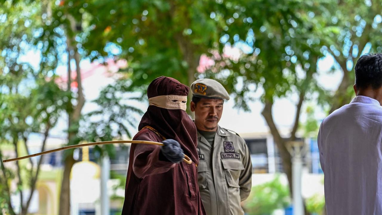 FOTO: Enam Pelanggar Qanun Jalani Hukuman Cambuk di Banda Aceh