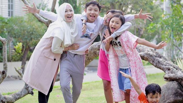 Potret 3 Anak Pasha Ungu dan Okie Agustina (sumber: instagram/okieagustina_)