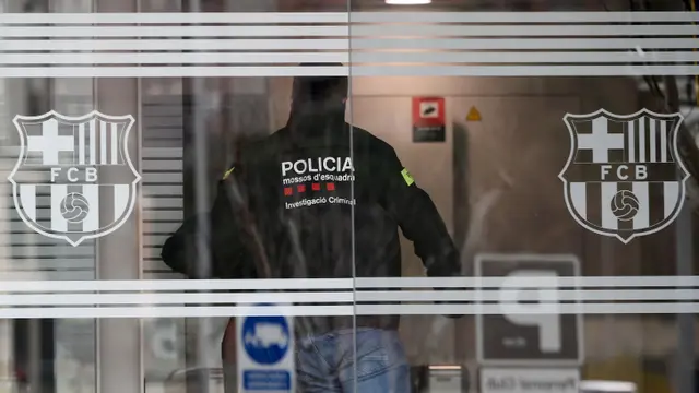 FOTO: Jelang Pemilihan Presiden Baru, Kantor Barcelona Digeledah, Bartomeu Ditangkap Polisi