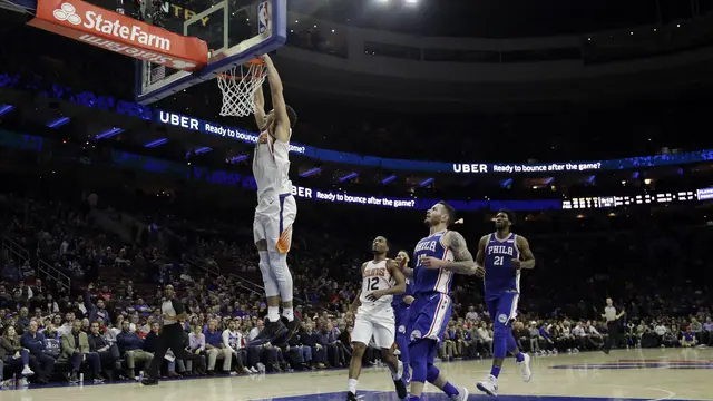 Devin Booker melakukan dunk