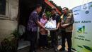 Dirut PT Surya Citra Media Tbk Sutanto Hartono, Ketua Umum Yayasan Pundi Amal Peduli Kasih Imam Sudjarwo dan Presdir PT Adaro Energy Indonesia Tbk Garibaldi Thohir saat membagikan sembako langsung kepada warga di Kampung Bali RW 05, Kebon Jeruk, Jakarta, Rabu (4/10/2023). PT Adaro Energi Tbk bersama Yayasan Pundi Amal Peduli Kasih (YPP) SCTV dan Indosiar menggelar kegiatan penyerahan sembako dalam rangka Hari Ulang Tahun (HUT) Adaro ke-31 dengan tema “Adaro Hidupkan Hati”. (Liputan6.com/Angga Yuniar)