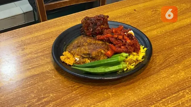 Ayam bawang dan sotong jadi menu favorit di restoran Hameediyah yang berlokasi di Penang, Malaysia (Dok. Liputan6.com/Teddy Tri Setio Berty).