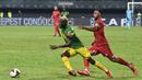 Gelandang Mali Moussa Djenepo (kiri) berebut bola dengan bek Guinea Khatulistiwa Carlos Akapo pada babak 16 besar Piala Afrika 2021 di Stadion Limbe, Kamis (27/1/2022) dini hari WIB. Guinea Ekuatorial mempermalukan Timnas Mali 6-5 (0-0) dalam adu penalti. (Issouf SANOGO/AFP)