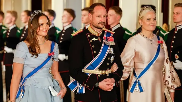 Putri Ingrid Alexandra bersama dengan orang tuanya yang sekarang menyandang gelar Raja Haakon VIII dan Ratu Mette-Marit ketika berada di Istana Kerajaan Norwegia, Selasa (8/4/2025).
