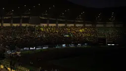 Suasana tribune stadion Patriot Candrabhaga setelah lampu stadion padam pada menit ke-15 saat laga uji coba antara Persija Jakarta melawan Ratchaburi FC, Minggu (25/6/2023) malam WIB. (Bola.com/Abdul Aziz)