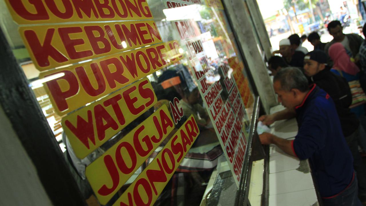 Warga mengantri di loket pembelian tiket di terminal Bandung 