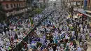 Pengunjuk rasa memenuhi jalan di depan Mahkamah Agung, Dhaka, Bangladesh, Jumat (3/3). Patung dewi keadilan yang tertutup matanya tersebut dianggap telah sangat mengganggu masyarakat Muslim. (AFP PHOTO / Stringer)