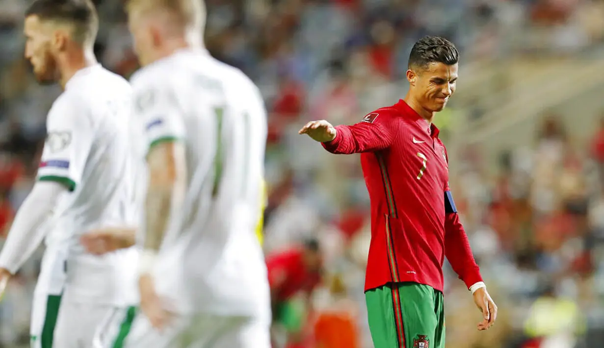Selain itu, Portugal mendapat kesempatan emas mencetak gol lewat tendangan penalti pada  menit ke 15. Namun sayang, Cristiano Ronaldo yang menjadi eksekutor gagal menuntaskan tugasnya setelah tendangannya ditepis kiper Irlandia, Gavin Bazunu. (Foto: AP/Armando Franca)
