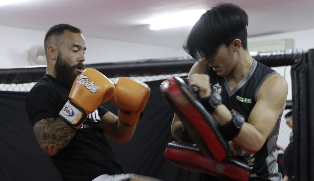 Petarung MMA, Anthony Engelen, memasang kuda-kuda saat latihan di Syena Martial Arts, Jakarta, Rabu (16/1). Latihan ini merupakan persiapan jelang laga One Championship pada Sabtu (19/1) mendatang di Istora Senayan. (Bola.com/M. Iqbal Ichsan)