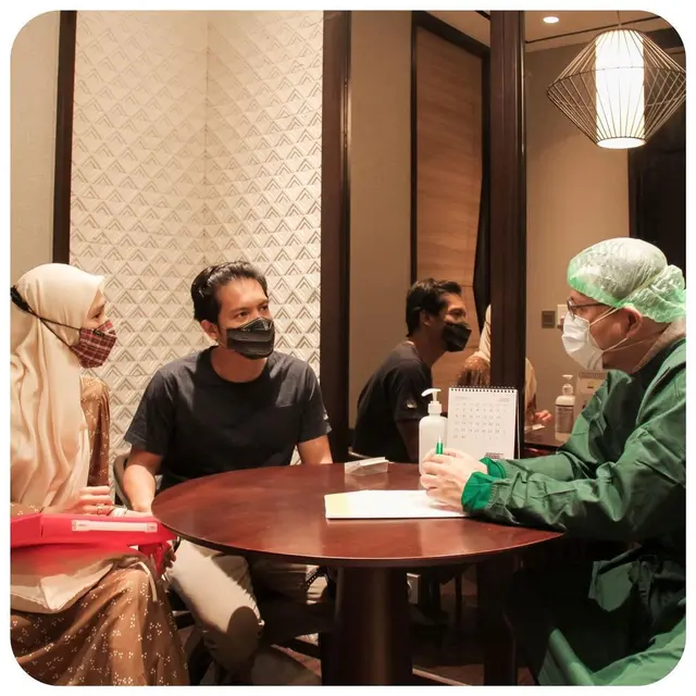Dhini Aminarti dan Dimas Seto saat konsultasi ke dokter (Instagram)