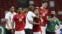 Para pemain Timnas Indonesia, (dari kiri) Ramai Rumakiek, Evan Dimas dan Elkan Baggott merayakan kemenangan 4-2 atas Singapura bersama Tim Ofisial Indonesia. (AP/Suhaimi Abdullah)