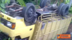 CItizen6, Tabanan: Penyebab tergulingnya truk diduga karena kondisi aspal jalan yang remuk akibat diguyur hujan deras. Untunglah tak ada korban jiwa dalam kejadian ini. (Pengirim: Ida Bagus Gede Putra Manuaba)