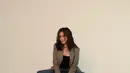 Terlihat estetik, Vanesha kenakan blazer cokelat dengan tanktop hitam dan dark jeans [@vaneshaass]