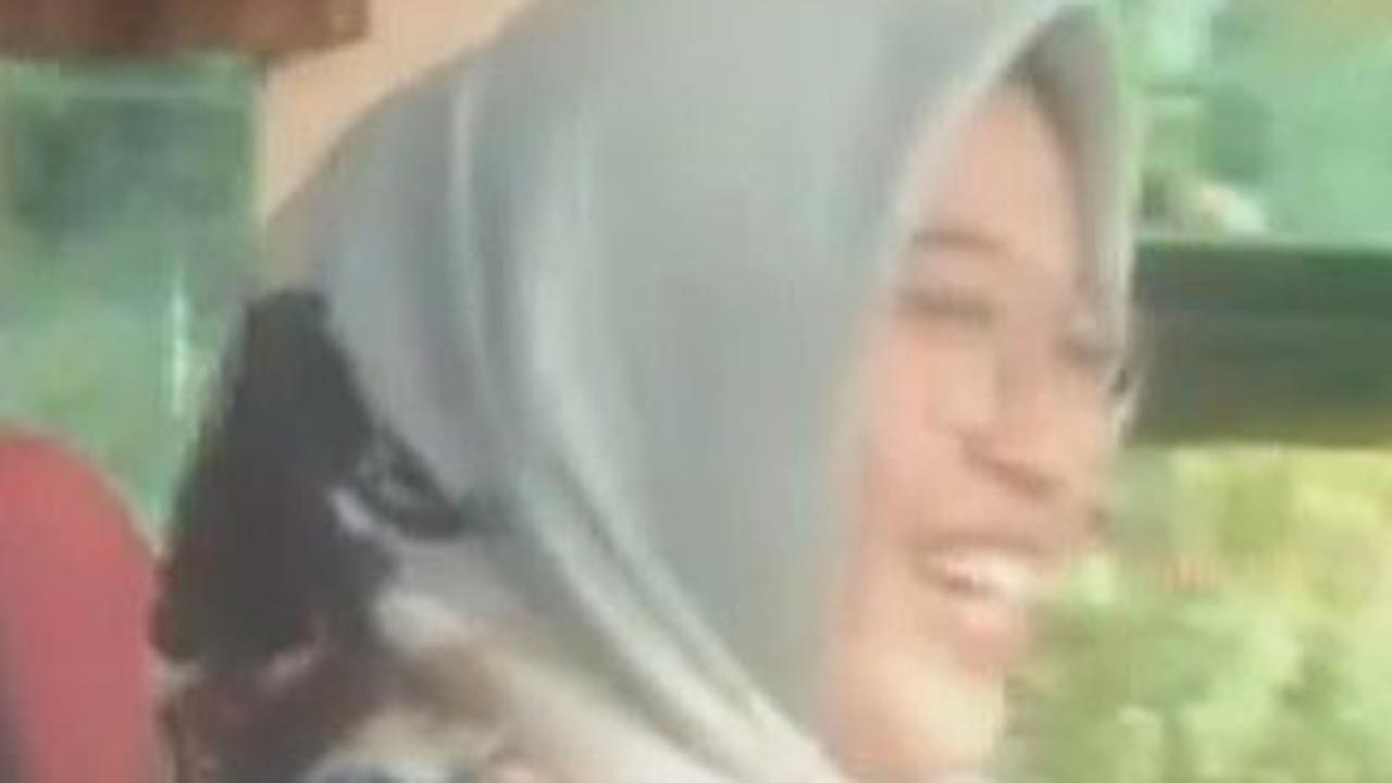 Sebagai Sopir bus tentu menjadi pekerjaan yang berat. Dan tentu pekerjaan yang dilakukan oleh Rizah itu rata-rata hanya dilakukan oleh para pria.
