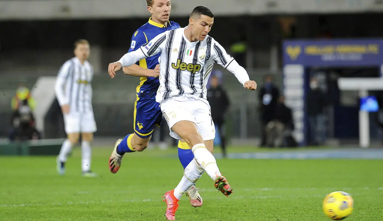 Striker Juventus, Cristiano Ronaldo, melepaskan tendangan saat melawan Hellas Verona pada laga Liga Italia di Stadion Marc'Antonio Bentegodi, Minggu (28/2/2021). Kedua tim bermain imbang 1-1. (Paola Garbuio/LaPresse via AP)