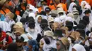 Massa dari elemen Partai Buruh dan KSPI saat menggelar aksi di depan Gedung DPR, Rabu, (15/6/2022). Dalam aksi tersebut mereka menolak revisi UU PPP, menolak Omnibus LawUU Cipta Kerja, menolak masa kampanye 75 hari tetapi harus 9 bulan sesuatu Undang-Undang, sahkan RUU PPRT dan tolak liberalisasi pertanian melalui WTO. (Liputan6.com/Angga Yuniar)