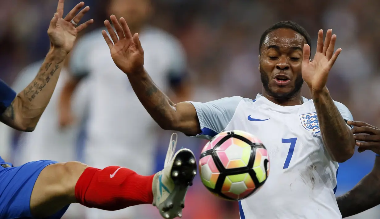 Pemain Prancis, Lucas Digne (kiri) menghalau bola dari kejaran pemain Inggris, Raheem Sterling pada laga persahabatan di Stade de France, Saint Denis, Paris, (13/6/2017).  Prancis menang 3-2. (AP/Francois Mori)
