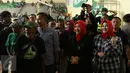 Istri Walikota Bandung Ridwan Kamil, Atalia Praratya (kedua kanan) melihat kondisi pendukung Persebaya Surabaya di GOR Padjajaran, Bandung, Sabtu (7/1). Tiba di Bandung, ratusan bonek berkumpul di kawasan GOR Padjajaran. (Liputan6.com/Helmi Fithriansyah)