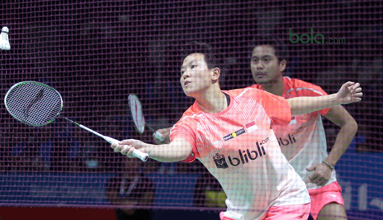 Liliyana Natsir mencoba mengembalikan kok ke arah pasangan Jepang, Yugo Kobayashi/Misaki Matsutomo pada babak kedua Indonesia Open 2018 di Istora Senayan, Jakarta, (5/6/2018). Tontowi/Liliyana menang 24-22, 21-19. (Bola.com/Nick Hanoatubun)