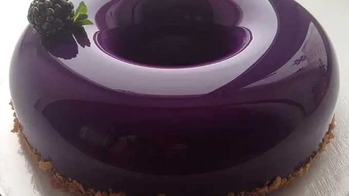 Nggak Bikin Laper, 11 Potret Kue 'Ajaib' Ini Bisa Jadi Kaca!